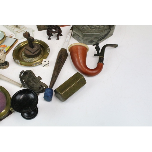 307 - A box of mixed collectables to include bevelled glass mirror, photograph frame, brassware, clay pipe... 