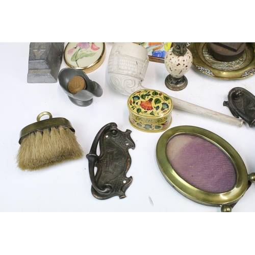 307 - A box of mixed collectables to include bevelled glass mirror, photograph frame, brassware, clay pipe... 