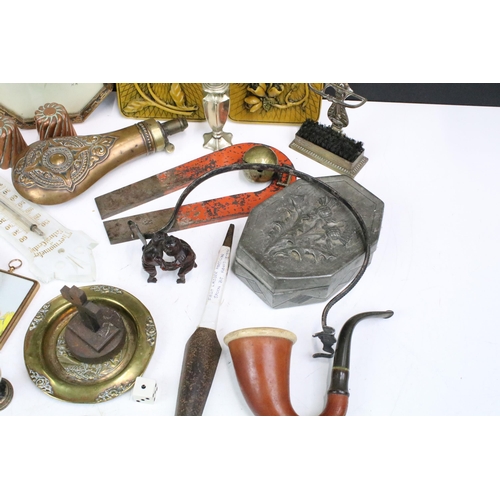 307 - A box of mixed collectables to include bevelled glass mirror, photograph frame, brassware, clay pipe... 