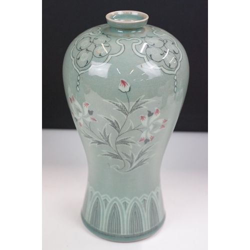 35 - Selection of seven oriental vases in varying shapes and sizes, Tallest H 25.5cm