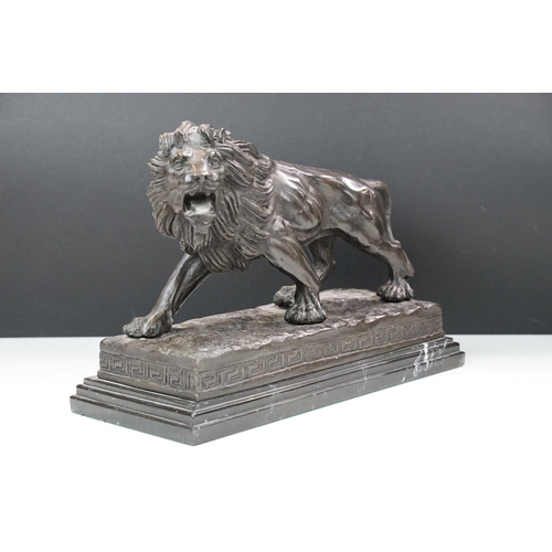 142 - Bronze angry roaring lion statue sculpture on plinth, H 26cm, W 37cm, D 16cm