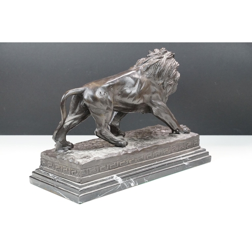 142 - Bronze angry roaring lion statue sculpture on plinth, H 26cm, W 37cm, D 16cm