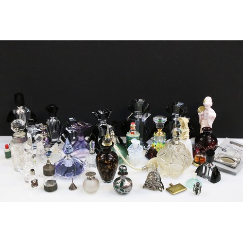 367 - Large collection of mid century glass scent and perfume bottles in varying shapes and sizes with top... 