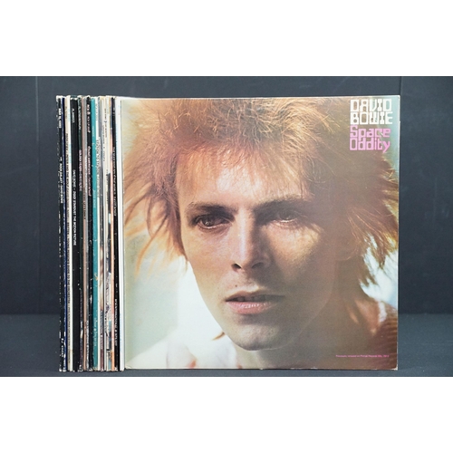 167 - Vinyl - 18 David Bowie LPs spanning his career to include Space Oddity (with poster), Aladdin Sane, ... 