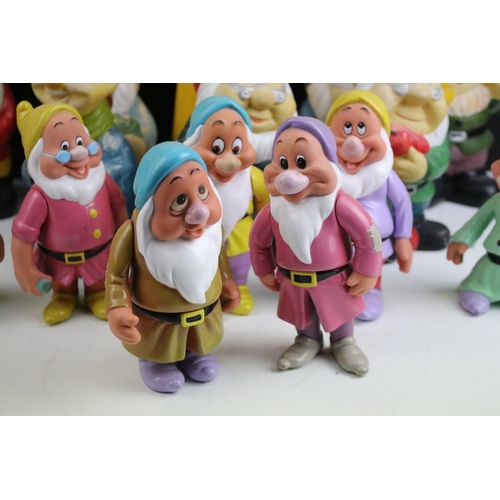 82 - Quantity of Snow White and the Seven Dwarves items to include include ceramic garden gnome ornament ... 