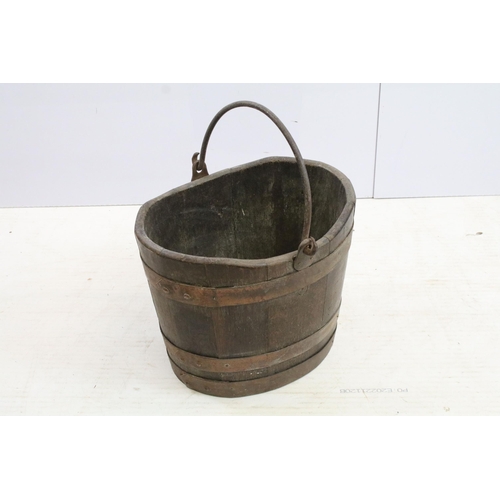 440 - Antique oak rural bucket in wood and iron, with iron handle, H 30cm, W 38cm, D 5cm