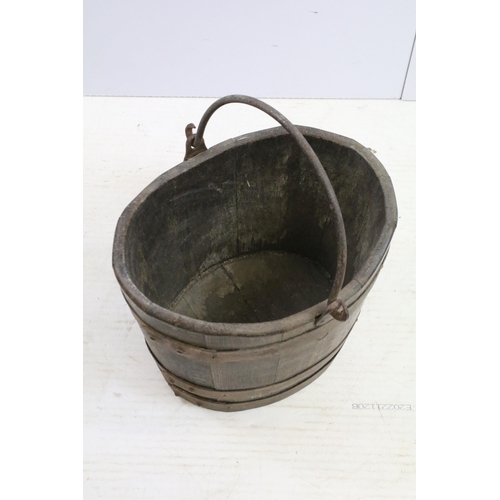 440 - Antique oak rural bucket in wood and iron, with iron handle, H 30cm, W 38cm, D 5cm