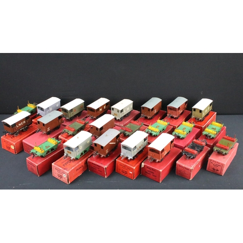 178 - 23 Boxed Hornby O gauge items of rolling stock to include 9 x No 1 Lumber Wagon, 5 x Brake Van, 7 x ... 