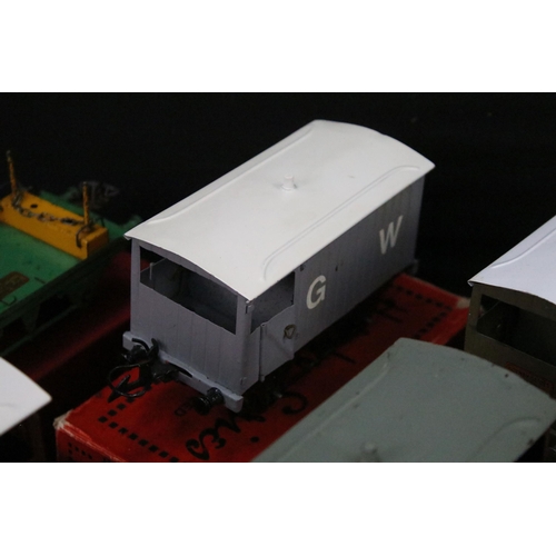 178 - 23 Boxed Hornby O gauge items of rolling stock to include 9 x No 1 Lumber Wagon, 5 x Brake Van, 7 x ... 