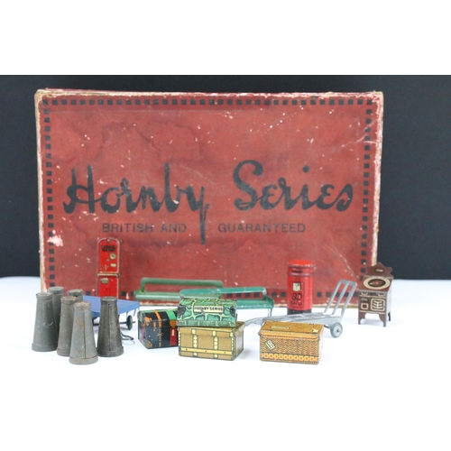182 - Boxed Hornby O gauge Railway Accessories No 4 17 piece set, complete, items show some paint wear but... 