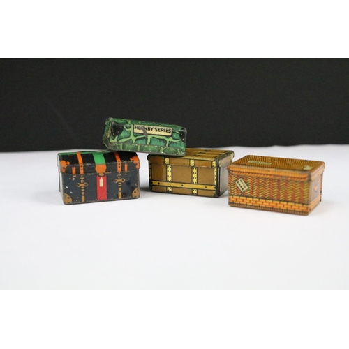 182 - Boxed Hornby O gauge Railway Accessories No 4 17 piece set, complete, items show some paint wear but... 