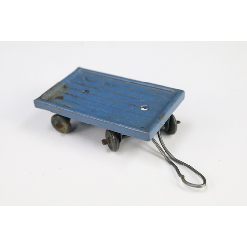 182 - Boxed Hornby O gauge Railway Accessories No 4 17 piece set, complete, items show some paint wear but... 