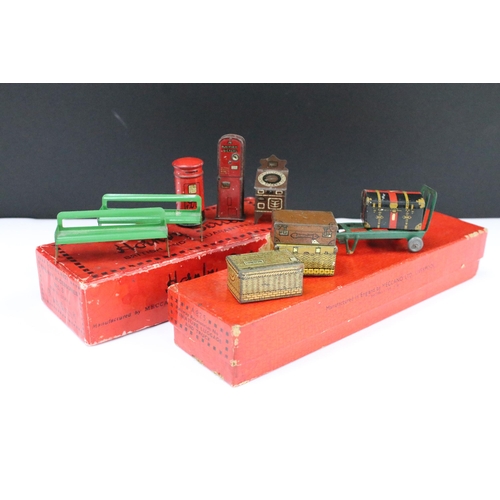 184 - Two boxed Hornby O gauge railway accessories sets to include A827 Bo 3 and A825 Miniature Luggage an... 
