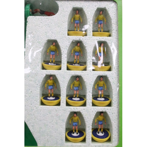 432 - Subbuteo - Three boxed LW team to include 529 Dundee, 550 Fort Lauderdale (one player missing an arm... 