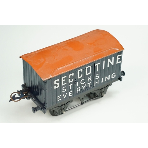 191 - 12 Hornby O gauge items of rolling stock to include Glass Lined Milk Dairies Milk Tank, Cadburys Cho... 