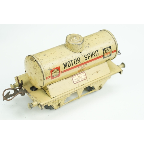 191 - 12 Hornby O gauge items of rolling stock to include Glass Lined Milk Dairies Milk Tank, Cadburys Cho... 