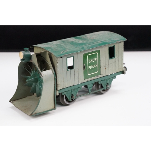 192 - 21 Hornby O gauge items of rolling stock to include Crawford's Biscuits Wagon, Snow Plough in two-to... 