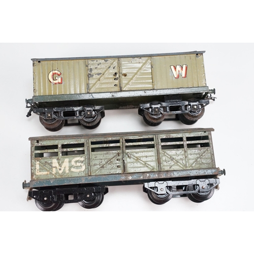 192 - 21 Hornby O gauge items of rolling stock to include Crawford's Biscuits Wagon, Snow Plough in two-to... 