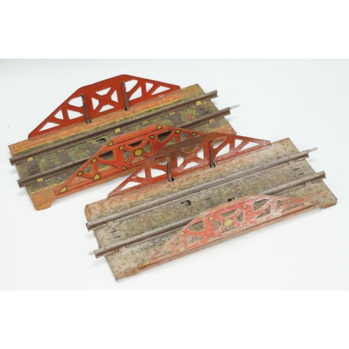 195 - Two Hornby O gauge clockwork locomotives to include 4-4-4 & 4-4-2, both with repainting, plus a quan... 
