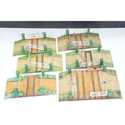 195 - Two Hornby O gauge clockwork locomotives to include 4-4-4 & 4-4-2, both with repainting, plus a quan... 