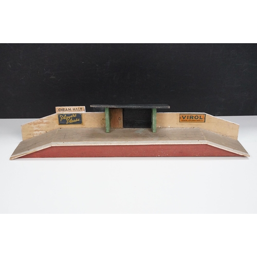 195 - Two Hornby O gauge clockwork locomotives to include 4-4-4 & 4-4-2, both with repainting, plus a quan... 