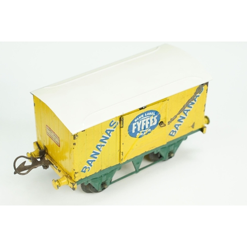 196 - 15 Hornby O gauge items of rolling stock to include Colmans Mustard Van, Palethorpes van, Royal Dayl... 
