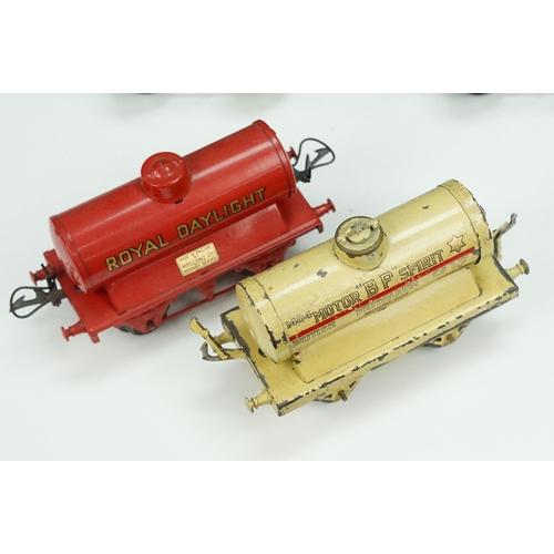 196 - 15 Hornby O gauge items of rolling stock to include Colmans Mustard Van, Palethorpes van, Royal Dayl... 