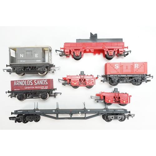 203 - Group of Triang / Hornby OO gauge model railway to include GWR 8751 0-6-0 locomotive, breakdown cran... 