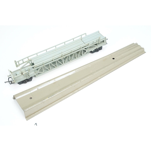 203 - Group of Triang / Hornby OO gauge model railway to include GWR 8751 0-6-0 locomotive, breakdown cran... 