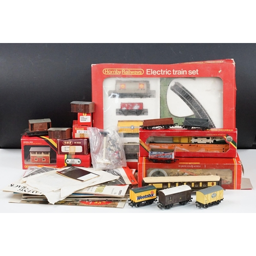 205 - Group of Triang / Hornby OO gauge model railway to include boxed R537 Suburban Freight Set, boxed 75... 