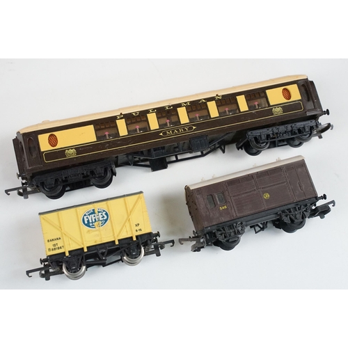 205 - Group of Triang / Hornby OO gauge model railway to include boxed R537 Suburban Freight Set, boxed 75... 