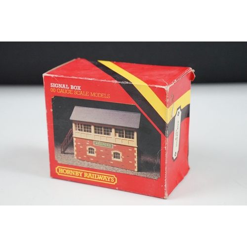 205 - Group of Triang / Hornby OO gauge model railway to include boxed R537 Suburban Freight Set, boxed 75... 