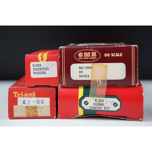 205 - Group of Triang / Hornby OO gauge model railway to include boxed R537 Suburban Freight Set, boxed 75... 