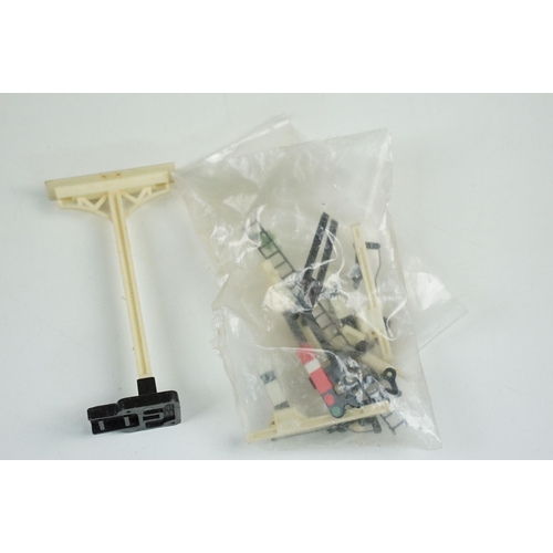 205 - Group of Triang / Hornby OO gauge model railway to include boxed R537 Suburban Freight Set, boxed 75... 