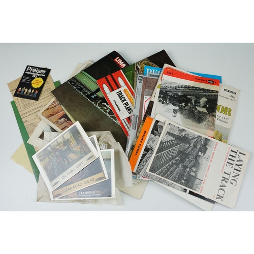 205 - Group of Triang / Hornby OO gauge model railway to include boxed R537 Suburban Freight Set, boxed 75... 