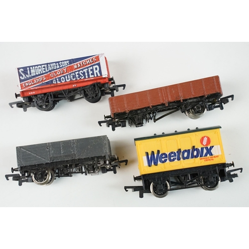 205 - Group of Triang / Hornby OO gauge model railway to include boxed R537 Suburban Freight Set, boxed 75... 