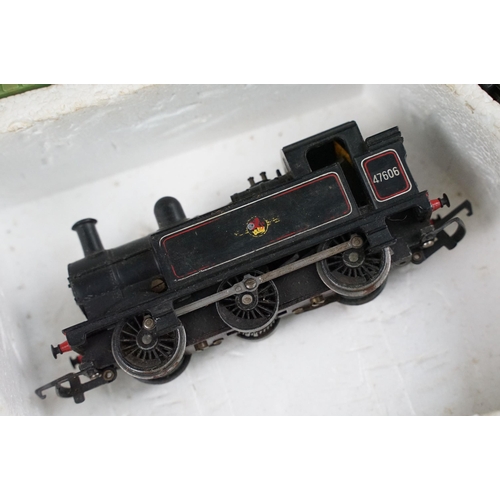 205 - Group of Triang / Hornby OO gauge model railway to include boxed R537 Suburban Freight Set, boxed 75... 