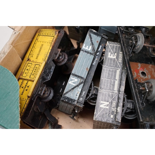 206 - Over 43 O gauge items of rolling stock to include many Hornby examples, featuring wagons, vans, tank... 