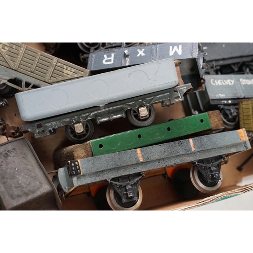 206 - Over 43 O gauge items of rolling stock to include many Hornby examples, featuring wagons, vans, tank... 