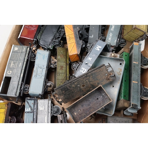 206 - Over 43 O gauge items of rolling stock to include many Hornby examples, featuring wagons, vans, tank... 