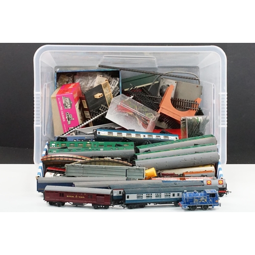 210 - Quantity of various OO gauge model rail items to include 39 x Triang / Hornby OO gauge items of roll... 