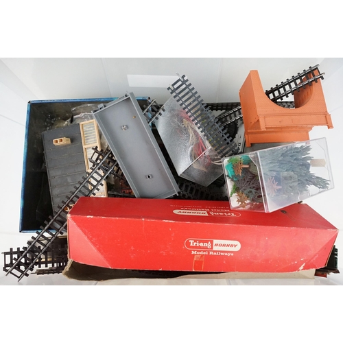210 - Quantity of various OO gauge model rail items to include 39 x Triang / Hornby OO gauge items of roll... 