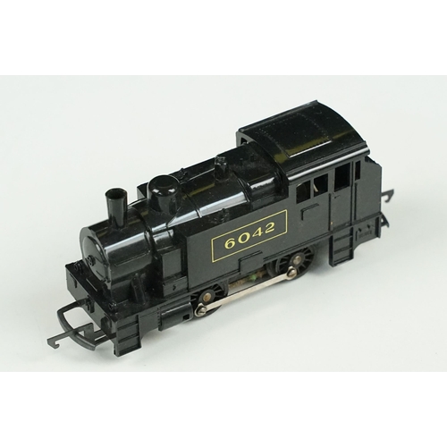 212 - Collection of boxed Triang OO gauge model railway to include R1X Electric Passenger Train set, R119 ... 