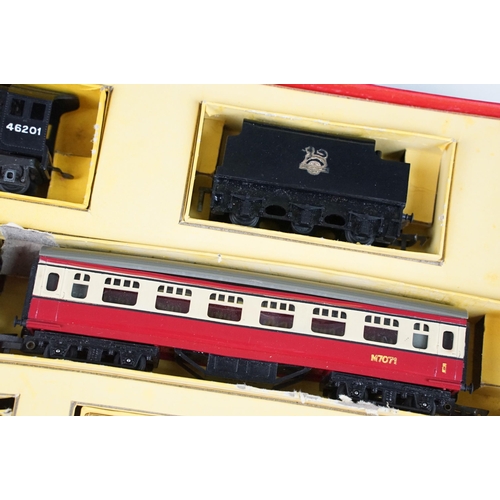 212 - Collection of boxed Triang OO gauge model railway to include R1X Electric Passenger Train set, R119 ... 