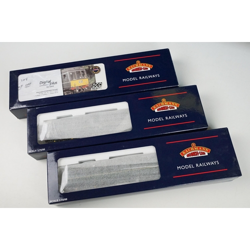 221 - Two boxed Bachmann OO gauge 3 Car DMU sets to include 32-911 Class 108 3 Car DMU BR green with yello... 