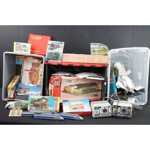 214 - Collection of OO & HO gauge model railway to include boxed plastic trackside kits featuring Faller, ... 