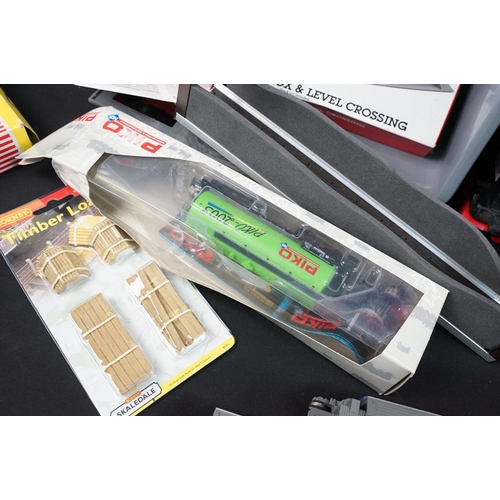214 - Collection of OO & HO gauge model railway to include boxed plastic trackside kits featuring Faller, ... 