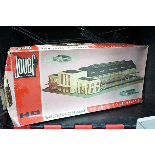 214 - Collection of OO & HO gauge model railway to include boxed plastic trackside kits featuring Faller, ... 