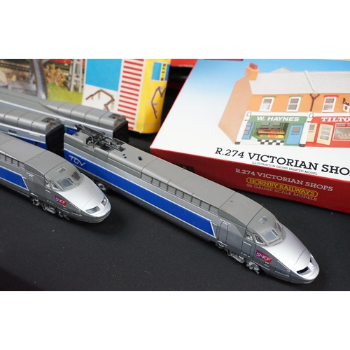 214 - Collection of OO & HO gauge model railway to include boxed plastic trackside kits featuring Faller, ... 