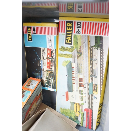214 - Collection of OO & HO gauge model railway to include boxed plastic trackside kits featuring Faller, ... 
